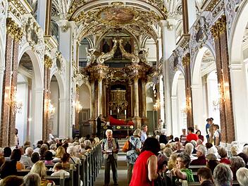Einen regelrechten Ansturm an Zuhörern erlebt die Reihe "Musik zur Marktzeit" beim Auftakt. Die Konzerte finden in diesem Jahr in der barocken Schlosskirche der Coburger Ehrenburg statt. Fotos: Jochen Berger