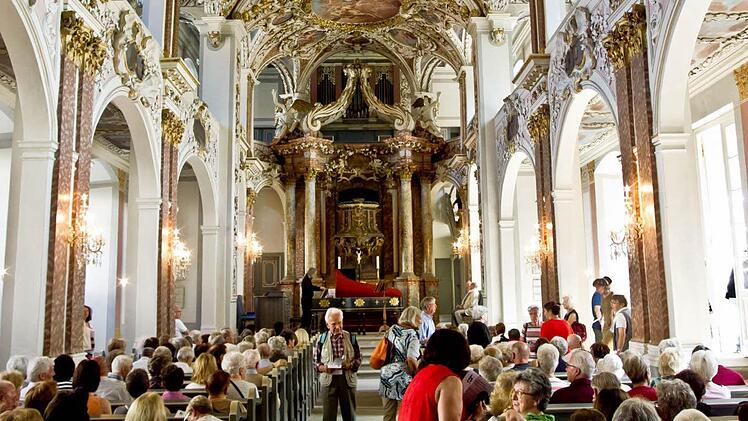 Einen regelrechten Ansturm an Zuhörern erlebt die Reihe "Musik zur Marktzeit" beim Auftakt. Die Konzerte finden in diesem Jahr in der barocken Schlosskirche der Coburger Ehrenburg statt. Fotos: Jochen Berger