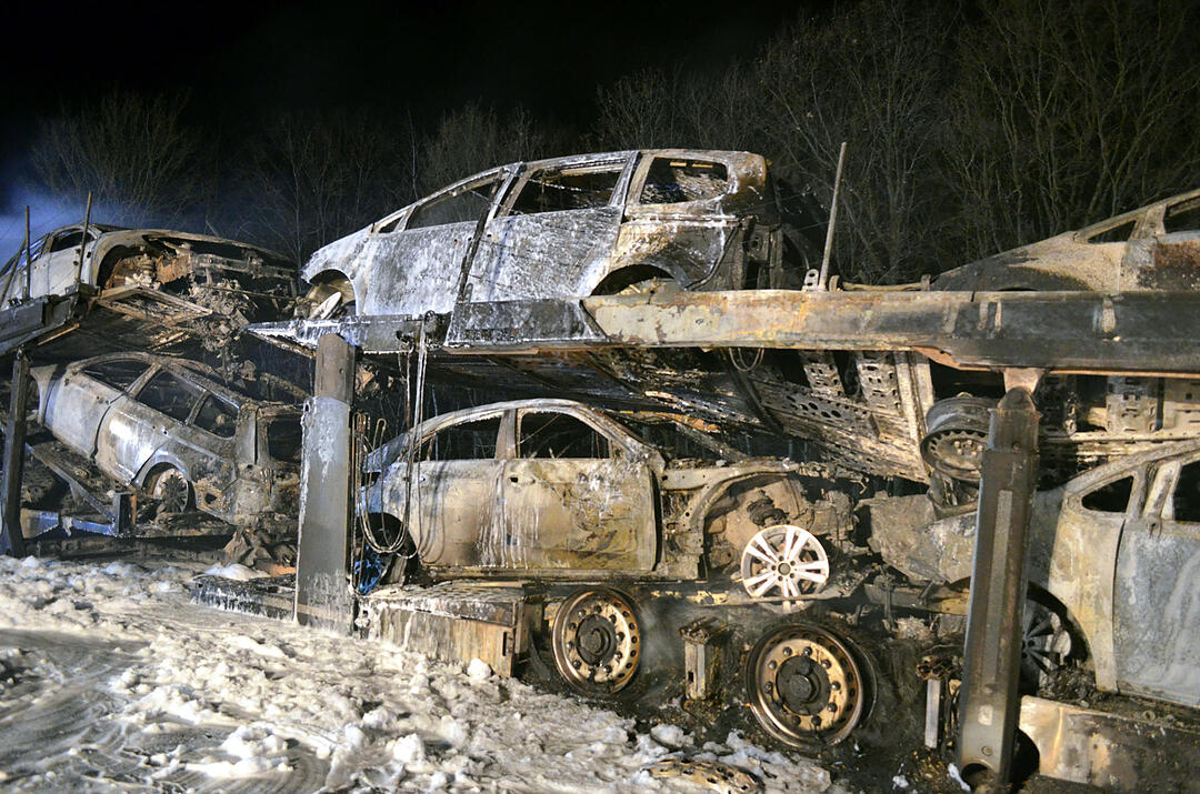 Autotransporter brennt auf A3 bei Helmstadt