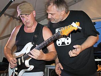 Jan van Springel (links) spielt die echte Gitarre, Jürgen Bergmann aus Burgkunstadt die Luftgitarre. Nun spielen beide, unterstützt von Gunnar Olson (Schlagzeug) und Norbert Rösch (Bass) in Burkersdorf.  Foto: Stöckel