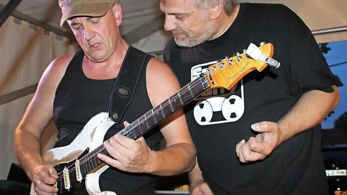 Jan van Springel (links) spielt die echte Gitarre, Jürgen Bergmann aus Burgkunstadt die Luftgitarre. Nun spielen beide, unterstützt von Gunnar Olson (Schlagzeug) und Norbert Rösch (Bass) in Burkersdorf.  Foto: Stöckel
