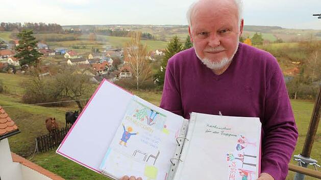 G&uuml;nter Geier mit der Mappe, in der er alle "Krankenscheine" aufbewahrt.  Fotos: Barbara Herbst