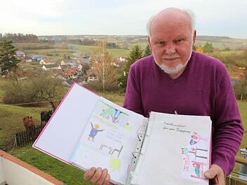 Günter Geier mit der Mappe, in der er alle "Krankenscheine" aufbewahrt.  Fotos: Barbara Herbst