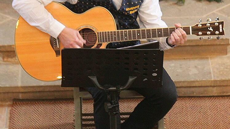 Organisator Stefan Kriegel spielte Gitarrenmusik in der Islinger Pfarrkiche.