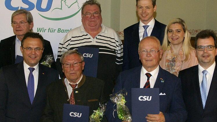Bei der Ehrung f&uuml;r 40-j&auml;hrige Mitgliedschaft in der CSU stellen sich zum Erinnerungsbild: (hinten, v.l.) Heinz Rosenberg, Konrad W&auml;chtler, MdB Thomas Silberhorn, Gesundheitsministerin Melanie Huml, (vorne, v.l.) Bezirksvorsitzender Hans-Peter Friedrich, Friedrich Geu&szlig;, Dieter Hoffmann und Kreisvorsitzender Christian Lange. Foto: Joseph Beck