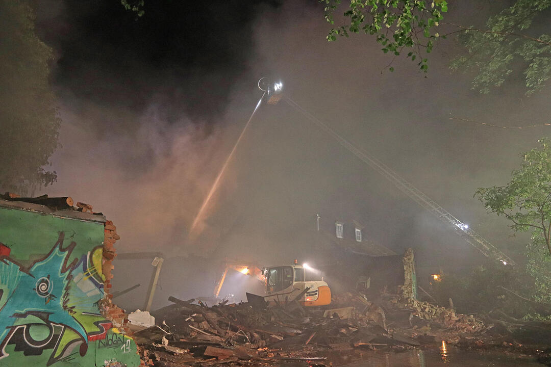 Ein Feuer hat die Diskothek "Rosenau" in Bayreuth völlig zerstört. Acht Menschen wurden verletzt. Der Brand ist unter Kontrolle.