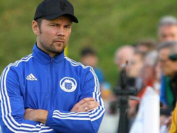 Der grimmige Blick verrät es: Der Ärger von Trainer Florian Ascherl über das 0:5 seines ATS Kulmbach in der Partie beim TSV Mistelbach war groß. Der ATS zeigte eine schwache Leistung.   Foto: Monika Limmer