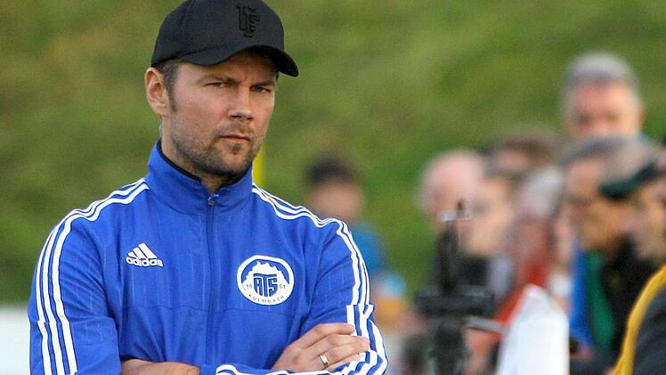 Der grimmige Blick verrät es: Der Ärger von Trainer Florian Ascherl über das 0:5 seines ATS Kulmbach in der Partie beim TSV Mistelbach war groß. Der ATS zeigte eine schwache Leistung.   Foto: Monika Limmer