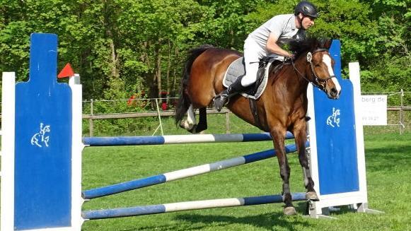 Der Sieger des L-Springens, Michael Ullrich auf Shikimi