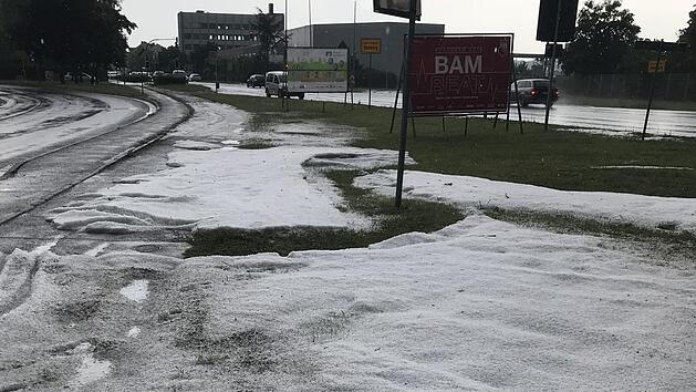Achtung - der deutsche Wetterdienst warnt vor Gewittern in mehreren Gebieten Frankens. Örtlich kann es sogar zu Überschwemmungen kommen. In Bamberg sah es teilweise aus, wie im Winter. Foto: Ronald Rinklef
