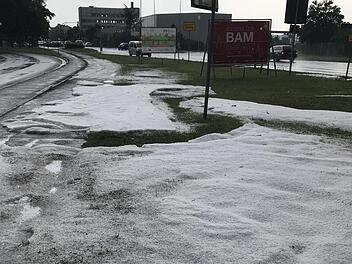Achtung - der deutsche Wetterdienst warnt vor Gewittern in mehreren Gebieten Frankens. Örtlich kann es sogar zu Überschwemmungen kommen. In Bamberg sah es teilweise aus, wie im Winter. Foto: Ronald Rinklef