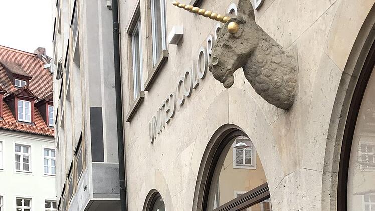 Claudia Büttner zeigt nach oben zum goldenen Einhorn. Sie kennt die Märchen, die früher über die Heilkraft des Einhornpulvers erzählt wurden. Foto: Eva-Maria Bast