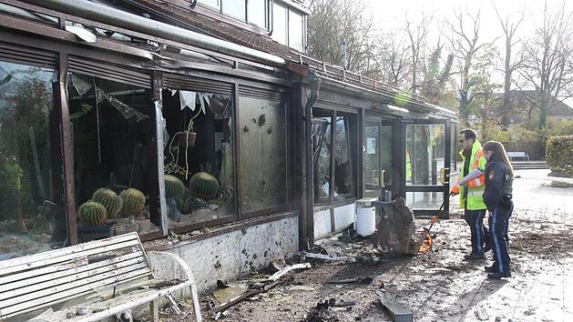 V&ouml;llig zerst&ouml;rt wurde die Fassade des Palmenhauses in Coburg. Ersten Sch&auml;tzungen nach bel&auml;uft sich der Schaden auf bis zu 70.000 Euro. Fotos: Michael Stelzner