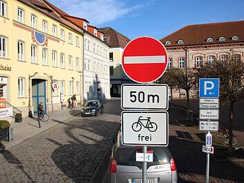 Die Kissinger Straße ist zwischen Marktplatz und Kreisverkehr zwar Einbahnstraße, Fahrräder sind stadtauswärts jedoch zugelassen. Die Regelung sorgt immer wieder für Unklarheiten und gefährliche Situationen. Foto: Ralf Ruppert