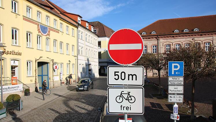 Die Kissinger Straße ist zwischen Marktplatz und Kreisverkehr zwar Einbahnstraße, Fahrräder sind stadtauswärts jedoch zugelassen. Die Regelung sorgt immer wieder für Unklarheiten und gefährliche Situationen. Foto: Ralf Ruppert