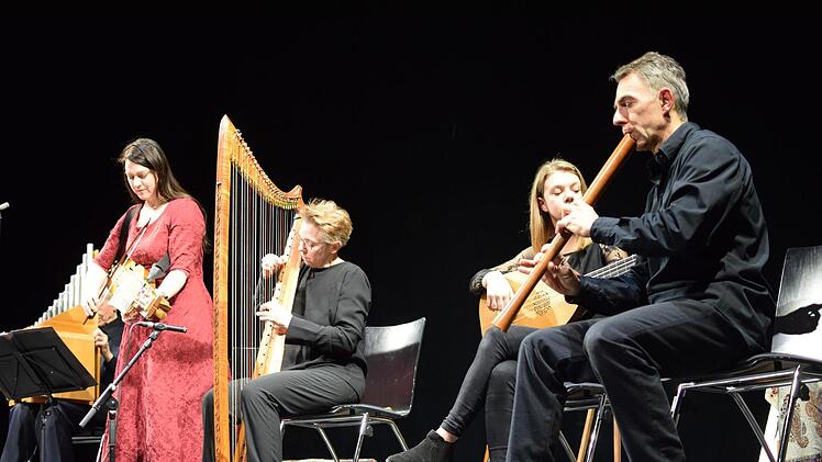 Die Capella Antiqua Bambergensis begleitete im Bamberger E.T.A.-Hoffmann-Theater die Lesung von Thomas Sparr.  Foto: Selmar Schülein