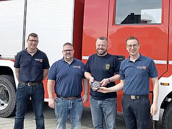 Zugführer Roland Schmidt in Vertretung des Kommandos, stellvertretender Vorsitzender Peter Pinzel, Anders Palm von der Feuerwehr Stockholm und Vorsitzender Josua Flierl (v. l.)  Foto: privat