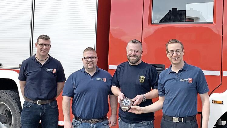 Zugführer Roland Schmidt in Vertretung des Kommandos, stellvertretender Vorsitzender Peter Pinzel, Anders Palm von der Feuerwehr Stockholm und Vorsitzender Josua Flierl (v. l.)  Foto: privat