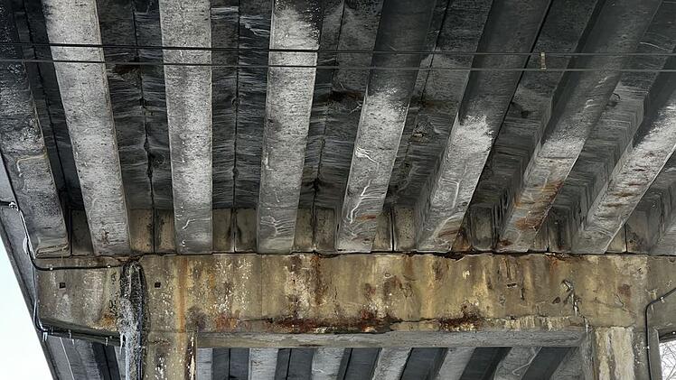 Hof: Bahnbrücke in Hofer Straße ab sofort gesperrt - wegen "erheblichen Schadenspotenzials"