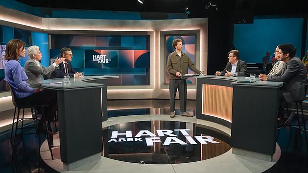 "Hart aber fair" am Montagabend: Moderator Louis Klamroth (stehend) begrüßte seine Gäste (von links nach rechts) Sophie von der Tann, Marie-Agnes Strack-Zimmermann, Roderich Kiesewetter, Ralf Stegner, Michael Lüders und Jörg Wimalasena.