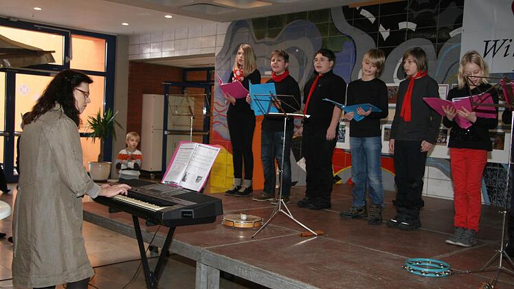 Der Schulchor umrahmte die Spatenstich-Feier mit Liedern.