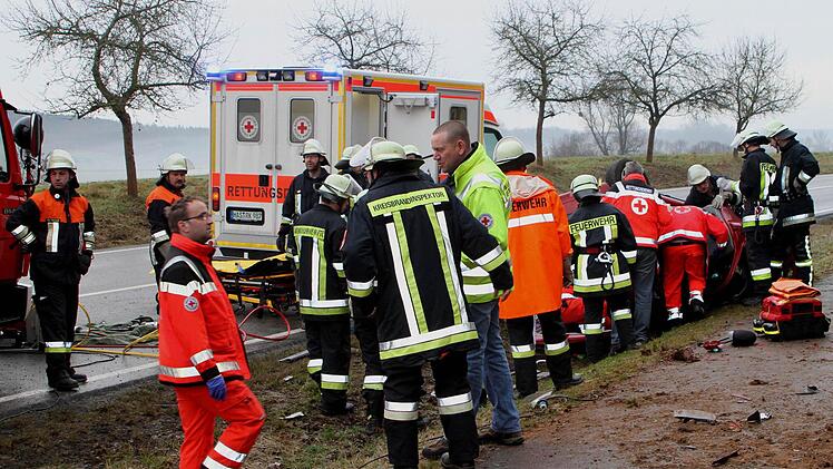Der eingeklemmte Verlobte der Fahrerin musste aus dem Fahrzeugwrack befreit werden.