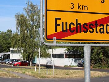 Der leere Bürotrakt der ehemaligen Kleiderfabrik Halbritter (hinterer Gebäudeteil) soll in Zukunft als dezentrale Unterkunft bis zu 30 Flüchtlinge beherbergen. Foto: Benedikt Borst