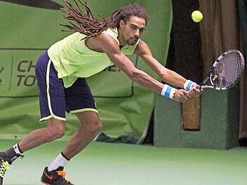 In Wimbledon hat er sensationell Rafael Nadal besiegt und ist auch heuer wieder in Eckental mit dabei: Publikumsliebling und "Paradiesvogel" Dustin Brown. Fotos: Bertram Wagner