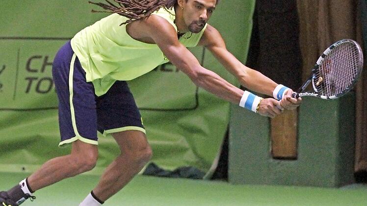In Wimbledon hat er sensationell Rafael Nadal besiegt und ist auch heuer wieder in Eckental mit dabei: Publikumsliebling und "Paradiesvogel" Dustin Brown. Fotos: Bertram Wagner