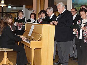 Der Volkschor Kronach mit seiner musikalischen Leiterin Sabine Hempfling am Klavier Foto: Michael Wunder