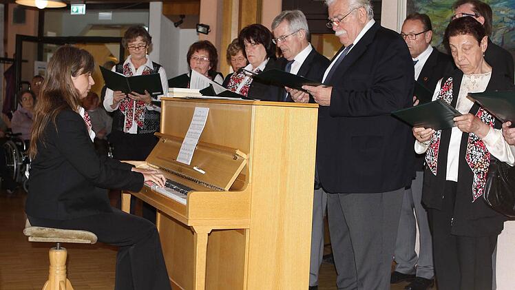 Der Volkschor Kronach mit seiner musikalischen Leiterin Sabine Hempfling am Klavier Foto: Michael Wunder