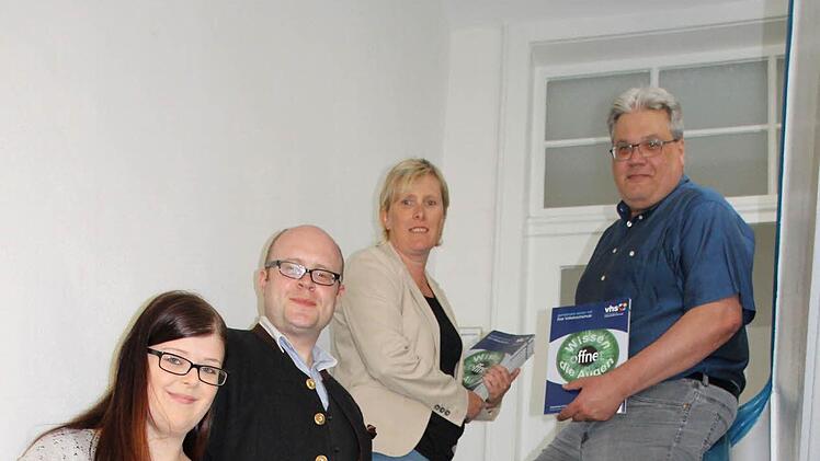 Rainer Maier, Leiter der vhs, sowie die zuständigen Programmbereichsleiter und der Außenstellenleiter Ludwig Wiesmann blicken voller Spannung und Vorfreude auf das neue Programm.  Foto: Nelly Ritz
