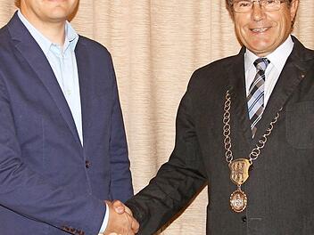 Vater und Sohn: Der Bürgermeister Walter Ziegler vereidigte Tobias Ziegler als Gemeinderat in Ebelsbach. Foto: Günther Geiling