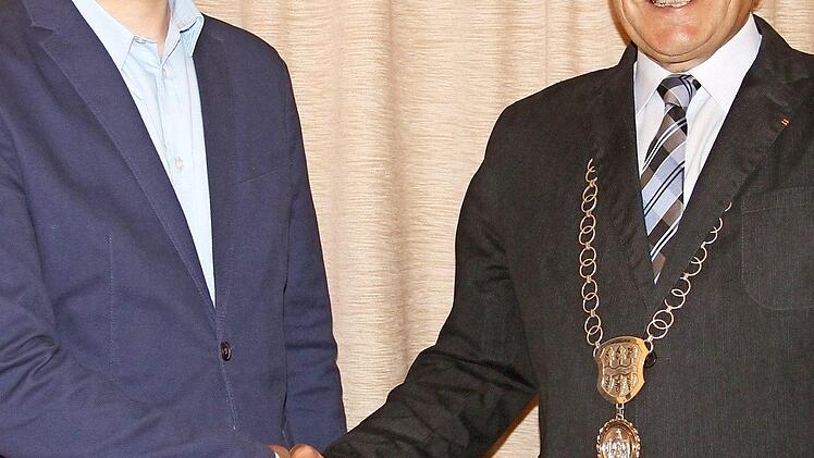 Vater und Sohn: Der Bürgermeister Walter Ziegler vereidigte Tobias Ziegler als Gemeinderat in Ebelsbach. Foto: Günther Geiling