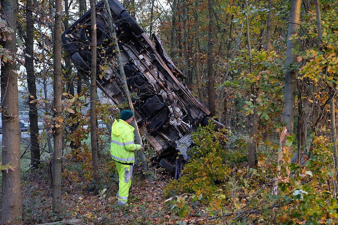 A3 zwischen Nürnberg und Erlangen: Kleinbus landet in Baum