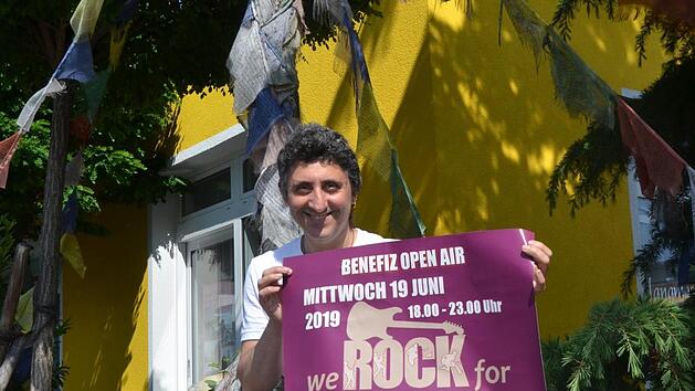 Alberto Parmigiani vor den tibetischen Gebetsfahnen in seinem Haus in der Einsteinstraße. Er freut sich auf das fünfte Benefiz-Open-Air "We rock for Nepal".  Foto: Bernhard Panzer