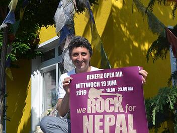 Alberto Parmigiani vor den tibetischen Gebetsfahnen in seinem Haus in der Einsteinstraße. Er freut sich auf das fünfte Benefiz-Open-Air "We rock for Nepal".  Foto: Bernhard Panzer