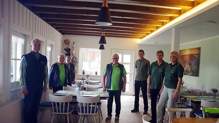 Bürgermeister Timo Ehrhardt freut sich mit Baureferent Helmut Wilfert, Geschäftsführerin Marlene Roßner und Vorsitzenden Dieter Frank (alle Hauptverein) sowie Wegewart Stefan Zipfel, Obmann Uwe Bär und dessen Ehefrau Birgit Bär (Ortsgruppe Ludwigsstadt) über das gute Gelingen der umfangreichen Sanierung  (von links). Foto: Heike Schülein