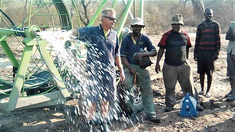 In Nandeu sprudelt jetzt endlich wieder sauberes Wasser für alle. Foto: Benediktinerschwester  Wilhelmine  Mukosho