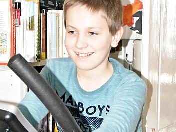 Maximilian Senf steigt t&auml;glich auf den Hometrainer.