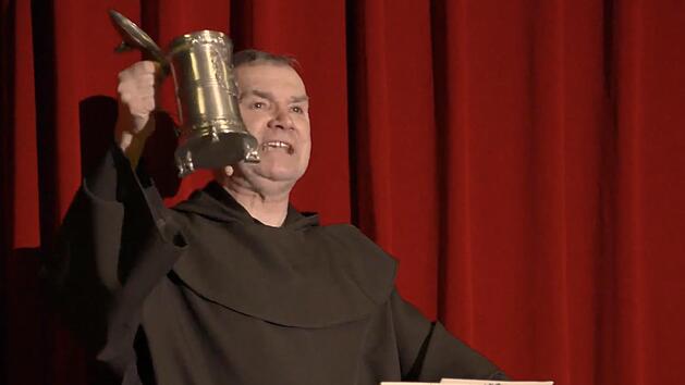 Schlüpfte zum 14. Mal in die Rolle des Fastenpredigers Bruder Elisäus: Fredi Breunig. Diesmal nicht vor großem Publikum, sondern nur vor einer Kamera in der Rudi-Erhard-Halle.  Fotos: Stefan Kritzer (Screenshots)