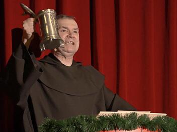 Schlüpfte zum 14. Mal in die Rolle des Fastenpredigers Bruder Elisäus: Fredi Breunig. Diesmal nicht vor großem Publikum, sondern nur vor einer Kamera in der Rudi-Erhard-Halle.  Fotos: Stefan Kritzer (Screenshots)