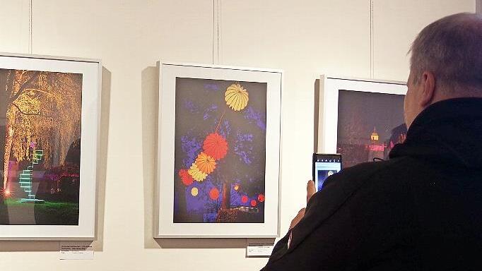 Beeindruckende Aufnahmen vom „Kronacher Parkleuchten“ sind in der Ausstellung im Landratsamt zu sehen.