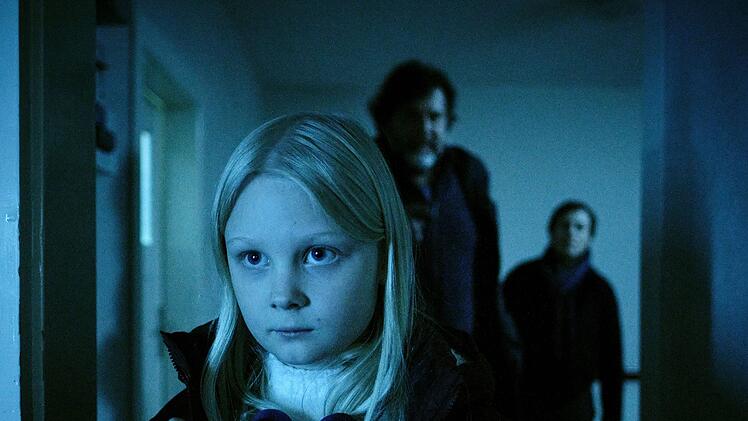 Gruselm&auml;rchen wird zum Grusel-"Tatort": Eliza (Hanna Heckt) f&uuml;hrt die Ermittler Friedemann Berg (Hans-Jochen Wagner) und Franziska Tobler (Eva L&ouml;bau) in ihrem Haus erum.