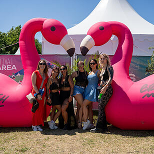 Mit vielen internationalen und nationalen Live-Acts.