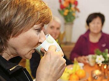 Anita Sack setzt zur Vorbeugung und Linderung bei Erkältungskrankheiten auf Kräutertee, beispielsweise aus Holunder- und Lindenblüten.