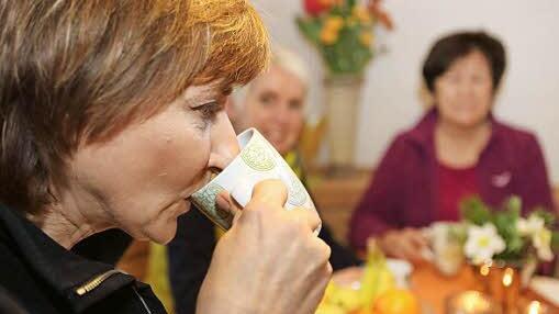 Anita Sack setzt zur Vorbeugung und Linderung bei Erkältungskrankheiten auf Kräutertee, beispielsweise aus Holunder- und Lindenblüten.