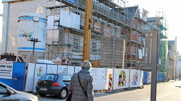 Noch ist die Häuserzeile am südlichen Rand des Albertsplatzes Baustelle. Vorgesehen ist hier für die Zukunft unter anderem ein kleiner Lebensmittelmarkt. Doch die Wohnbau prüft derzeit auch andere Konzepte und will die Ladenflächen so gestalten, dass sie auch anders nutzbar sind. Foto: Helke Renner
