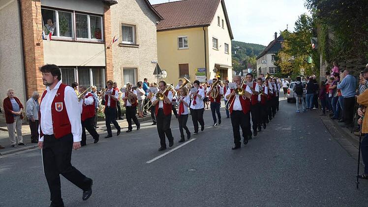 Der Musikverein Weißenbrunn unter Leitung von Marco Plitzner spielte Ständerla, gestaltete den Festgottesdienst mit, führte den Festzug an und spielte zum Tanz auf.