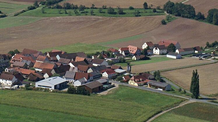 Auf dieser Luftaufnahme, ist die Pyramidenpappel am Ortsteingang von Recheldorf noch zu sehen.  Foto: Flugsportclub Ebern